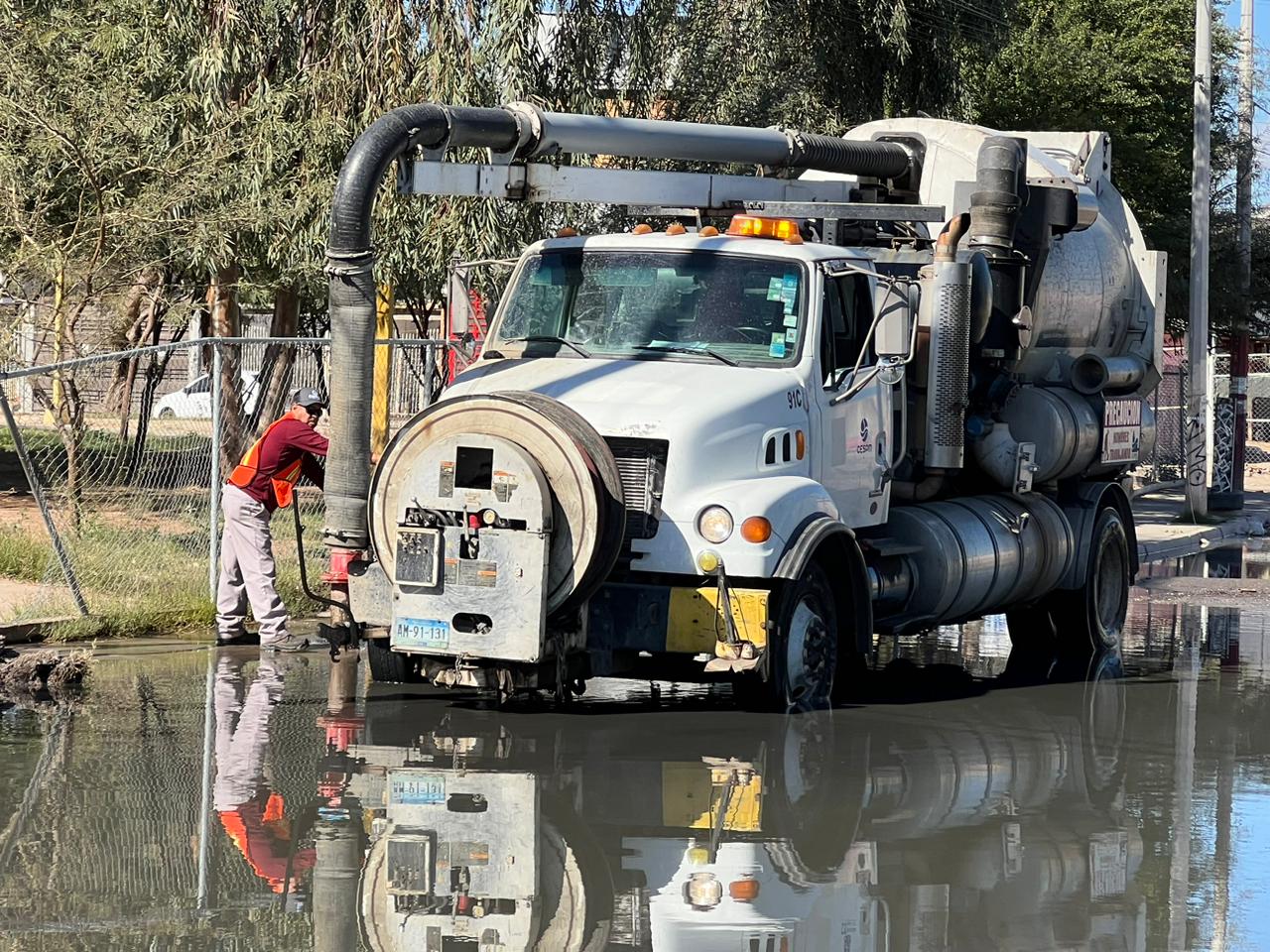 ATIENDE CESPM DERRAMES EN DRENAJE SANITARIO DE FRACCIONAMIENTO CASA DIGNA