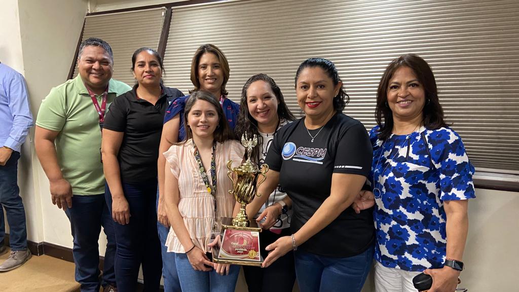 RECIBEN EQUIPOS DE CESPM TROFEOS DE CAMPEONES DE LA CONVIVENCIA DEPORTIVA CON EL CORAZÓN POR DELANTE 