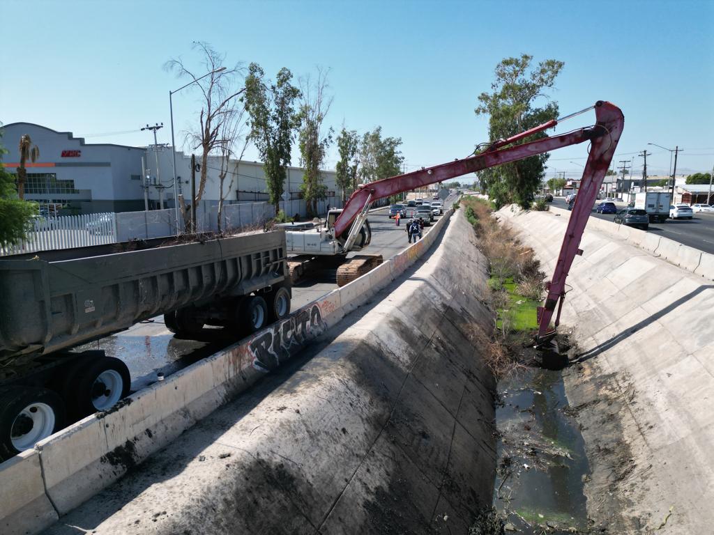 REALIZA CESPM DESAZOLVE EN EL DRENAJE GÓMEZ MORÍN 