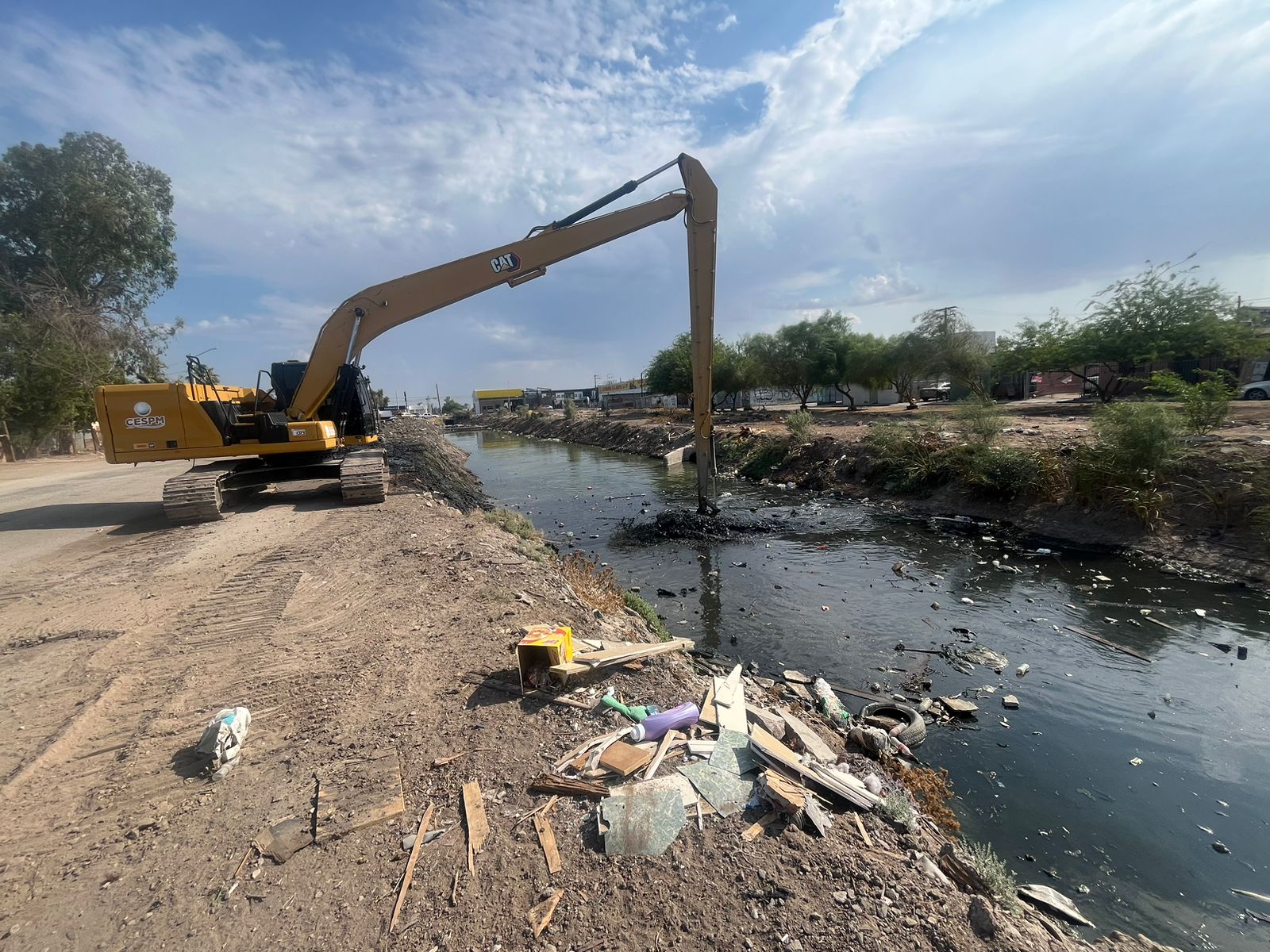 CESPM LLEVA A CABO TRABAJOS DE DESAZOLVE Y MANTENIMIENTO EN DRENES DE MEXICALI  