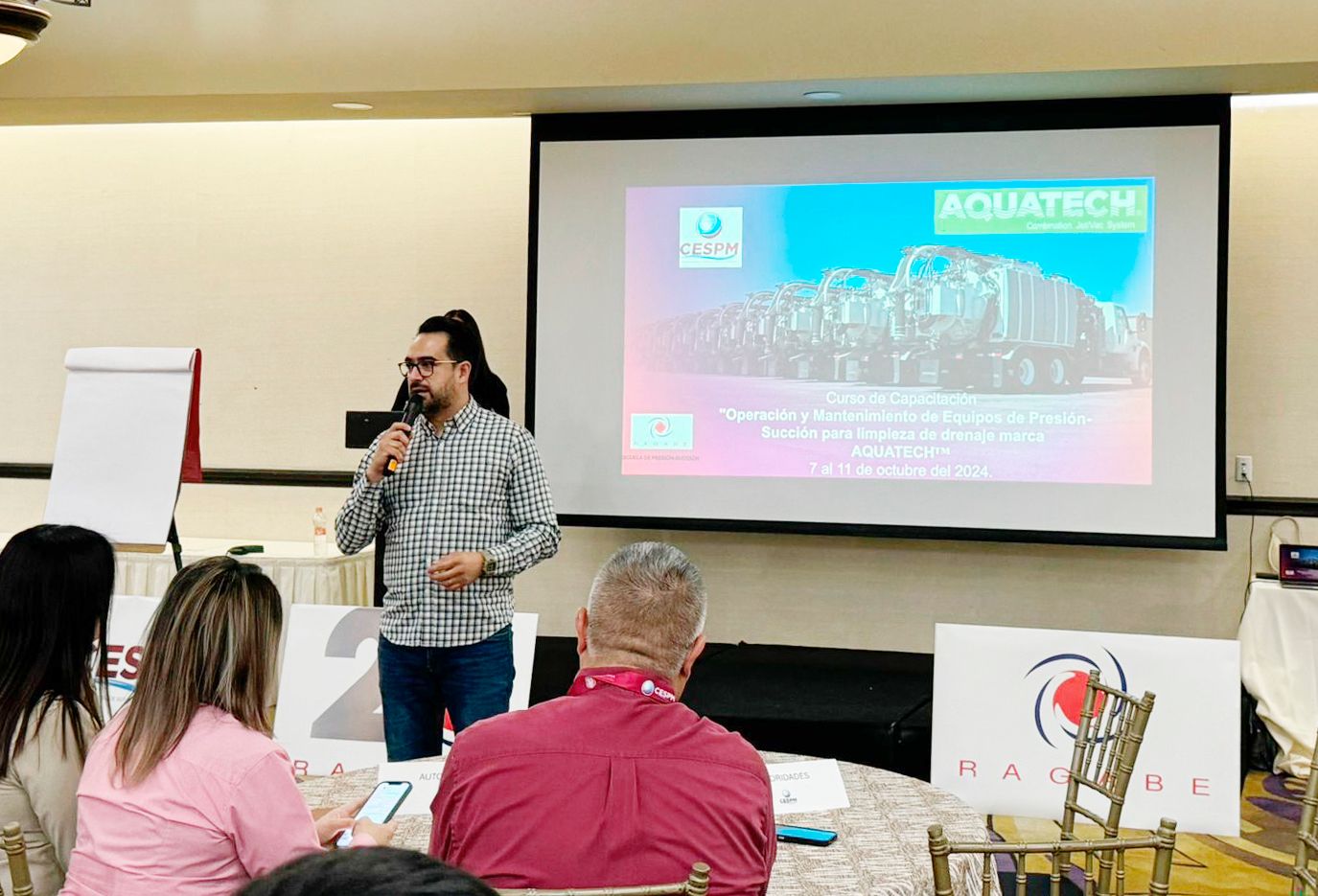 OPERADORES DE CESPM RECIBEN CAPACITACIÓN EN EQUIPOS DE PRESIÓN-SUCCIÓN PARA LIMPIEZA DE DRENAJE 