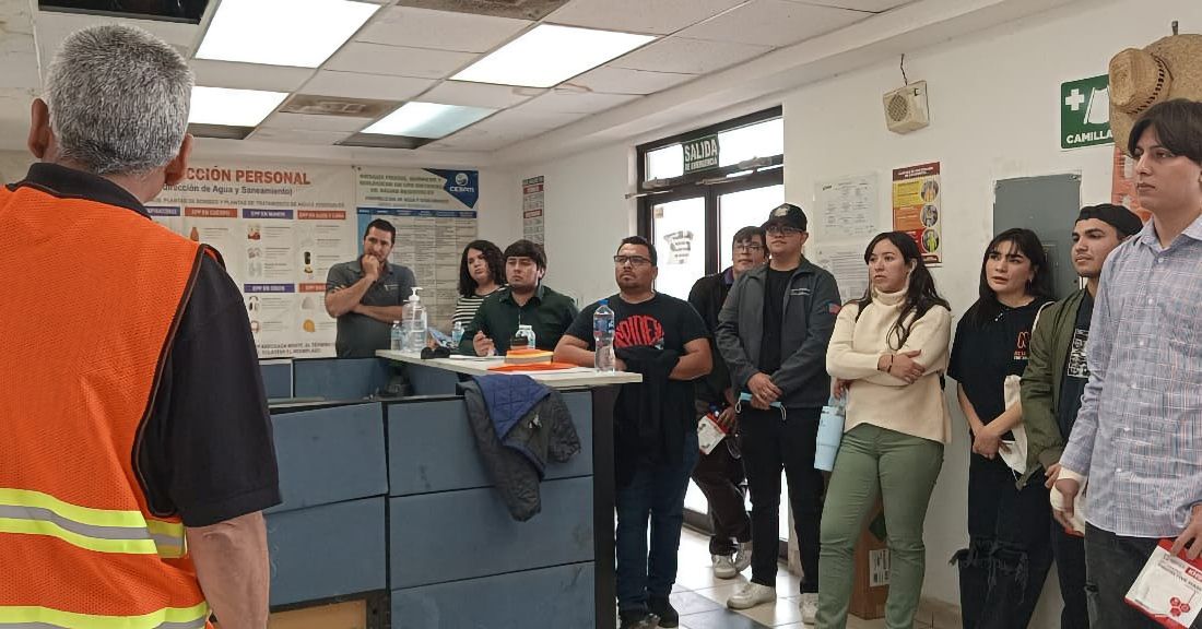 ESTUDIANTES DE INGENIERÍA VISITAN LA PLANTA DE TRATAMIENTO LAS ARENITAS PARA IMPULSAR SU FORMACIÓN EN SUSTENTABILIDAD Y ENERGÍA 