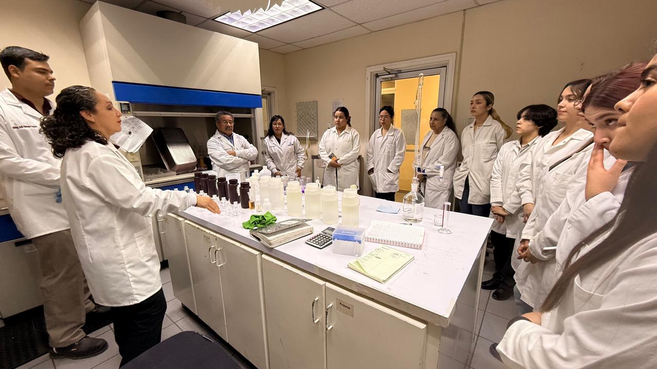 ESTUDIANTES DE INGENIERÍA QUÍMICA DEL ITM VISITAN EL LABORATORIO DE CONTROL DE PROCESOS DE CESPM 