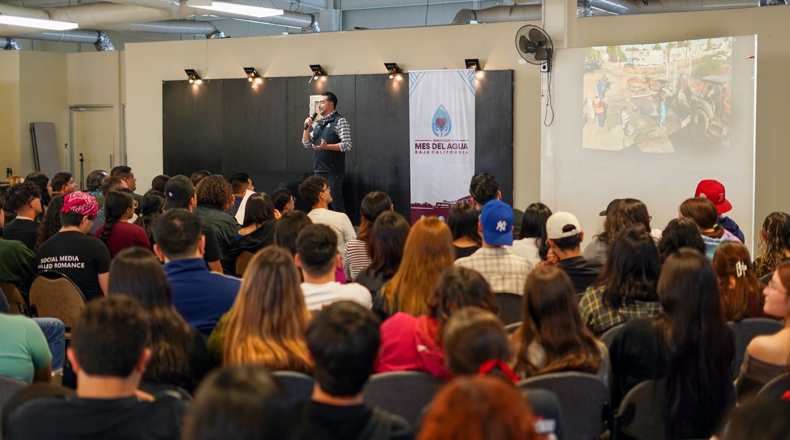 ARMANDO CARRAZCO OFRECE CONFERENCIA MAGISTRAL EN LA FACULTAD DE CIENCIAS ADMINISTRATIVAS 