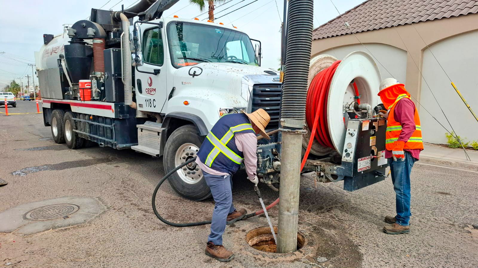 CUADRILLAS DE CESPM INTENSIFICAN LABORES DE LIMPIEZA Y SONDEO EN DRENAJE SANITARIO DURANTE EL FIN DE SEMANA EN MEXICALI 
