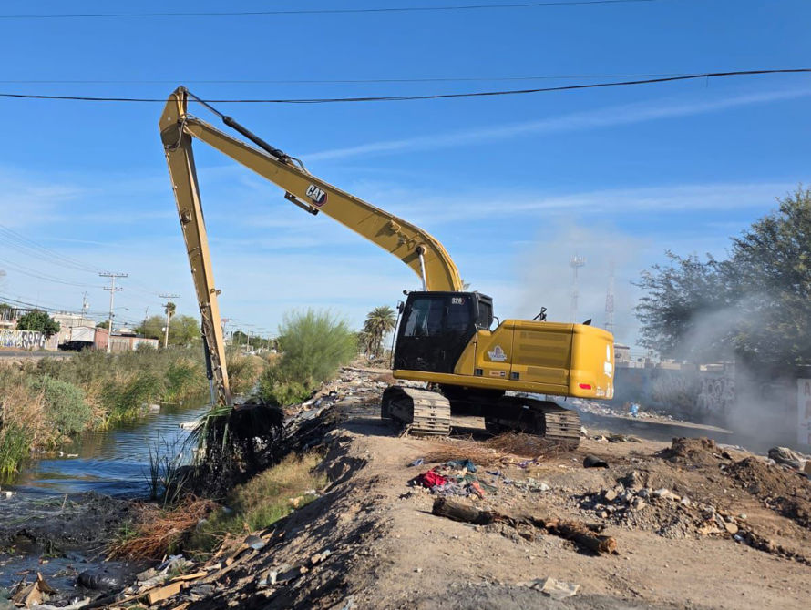 CESPM RETIRA 560 TONELADAS DE BASURA DEL DREN MEXICALI EN LA COLONIA PUERTA DEL SOL