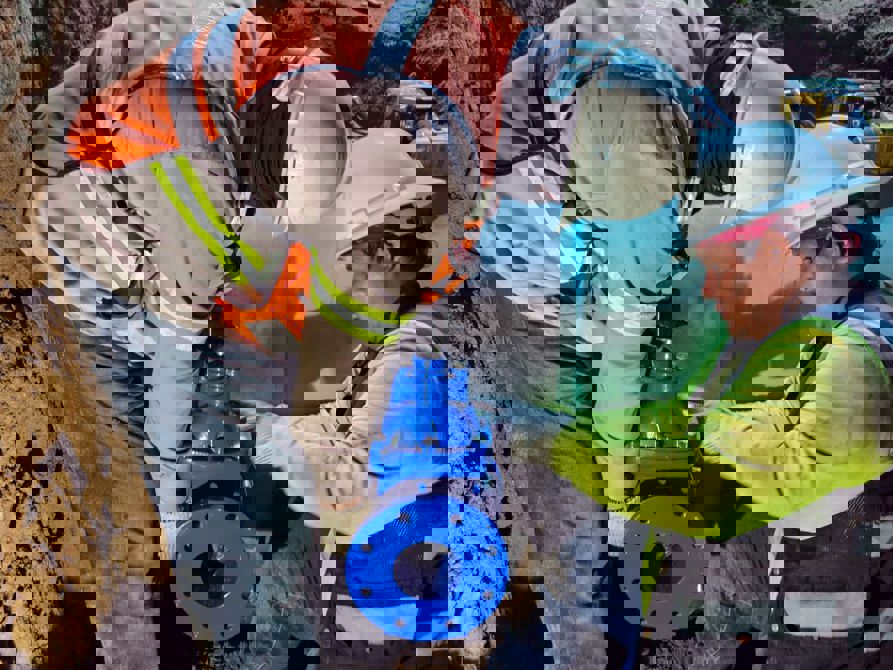 CESPM LLEVÓ A CABO TRABAJOS NOCTURNOS EN CALZADA INDEPENDENCIA PARA FORTALECER RED DE AGUA POTABLE